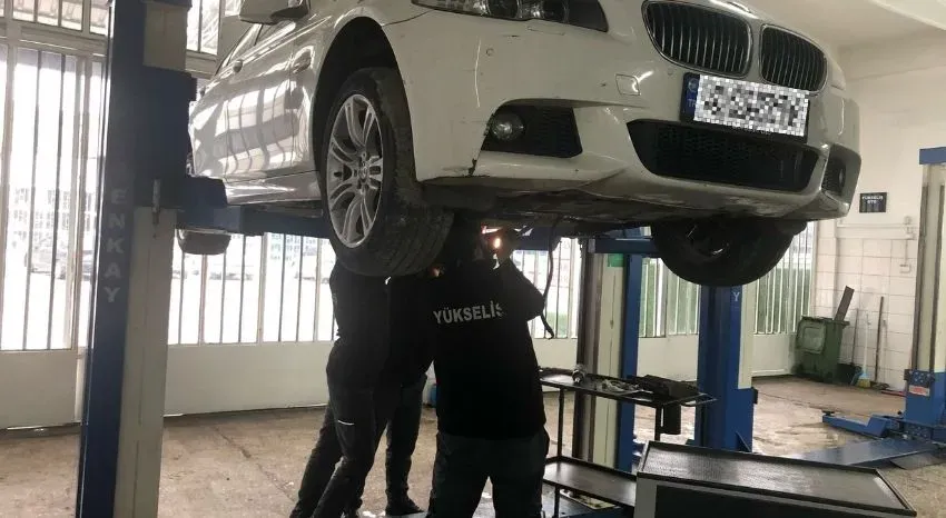 Yükseliş atölyesinde lift üzerindeki BMW’nin bakımı