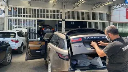 Yükseliş Özel Oto Servis önünde Range Rover