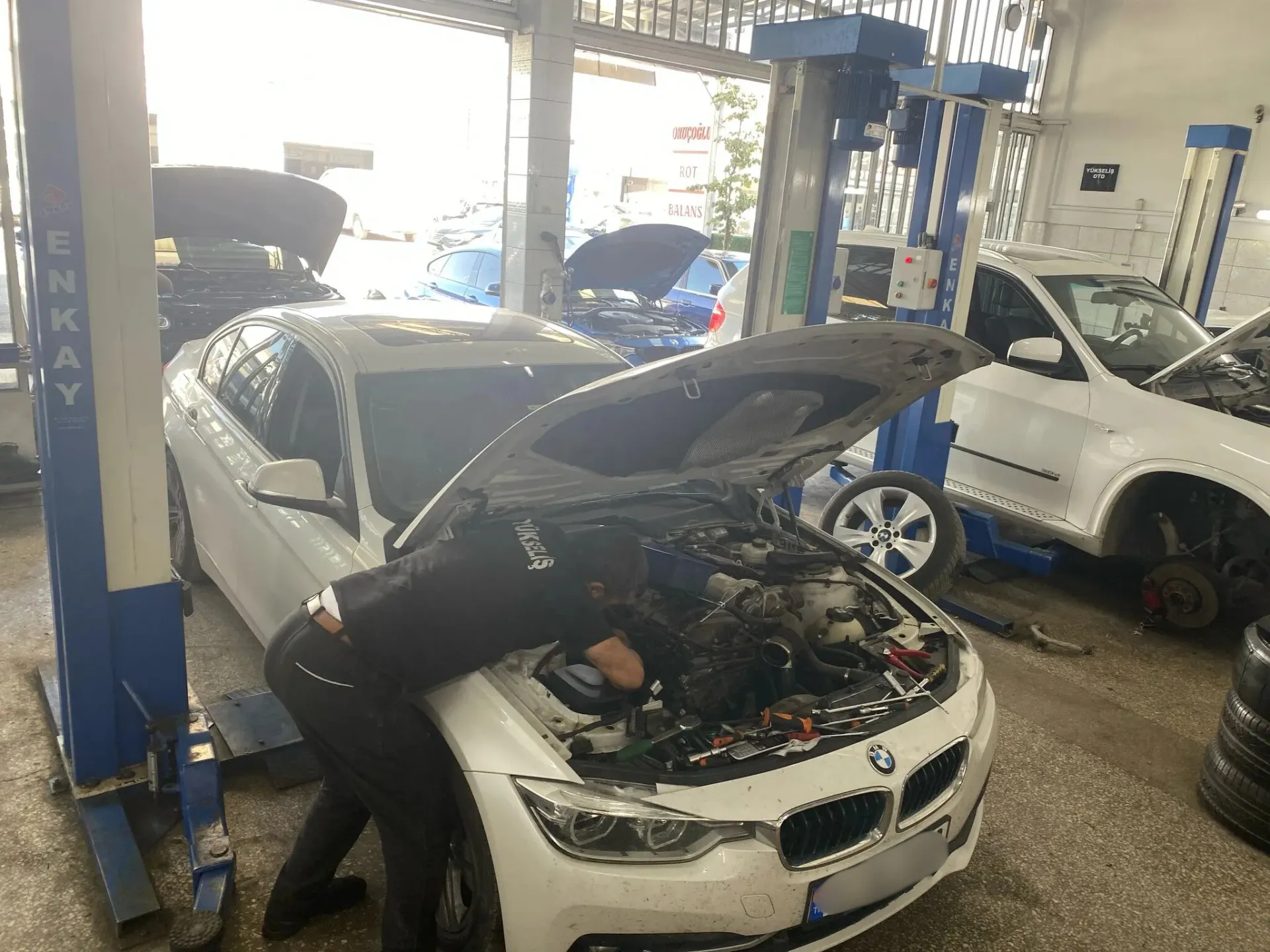 Yükseliş atölyesinde bakımı yapılan BMW ve Mercedes araçlar