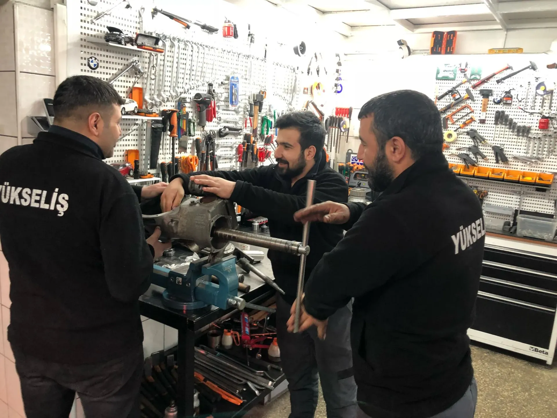 Yükseliş teknik ekibinin şanzıman çalışması