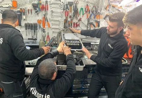 Yükseliş teknik ekibinin şanzıman incelemesi