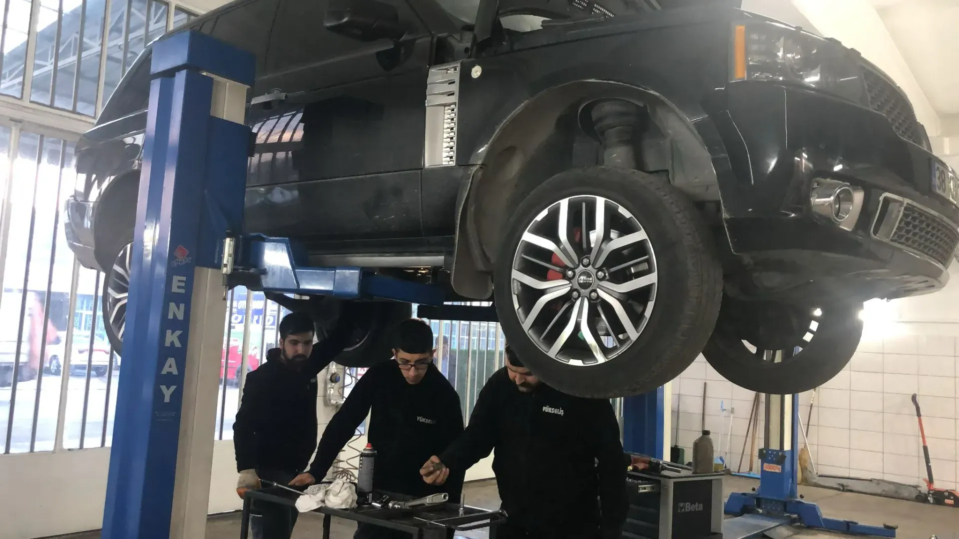 Yükseliş atölyesinde lift üzerinde bakım yapılan araç