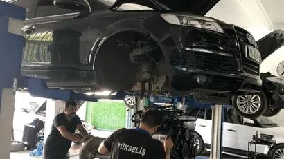 Liftteki Audi ve servis ekibi